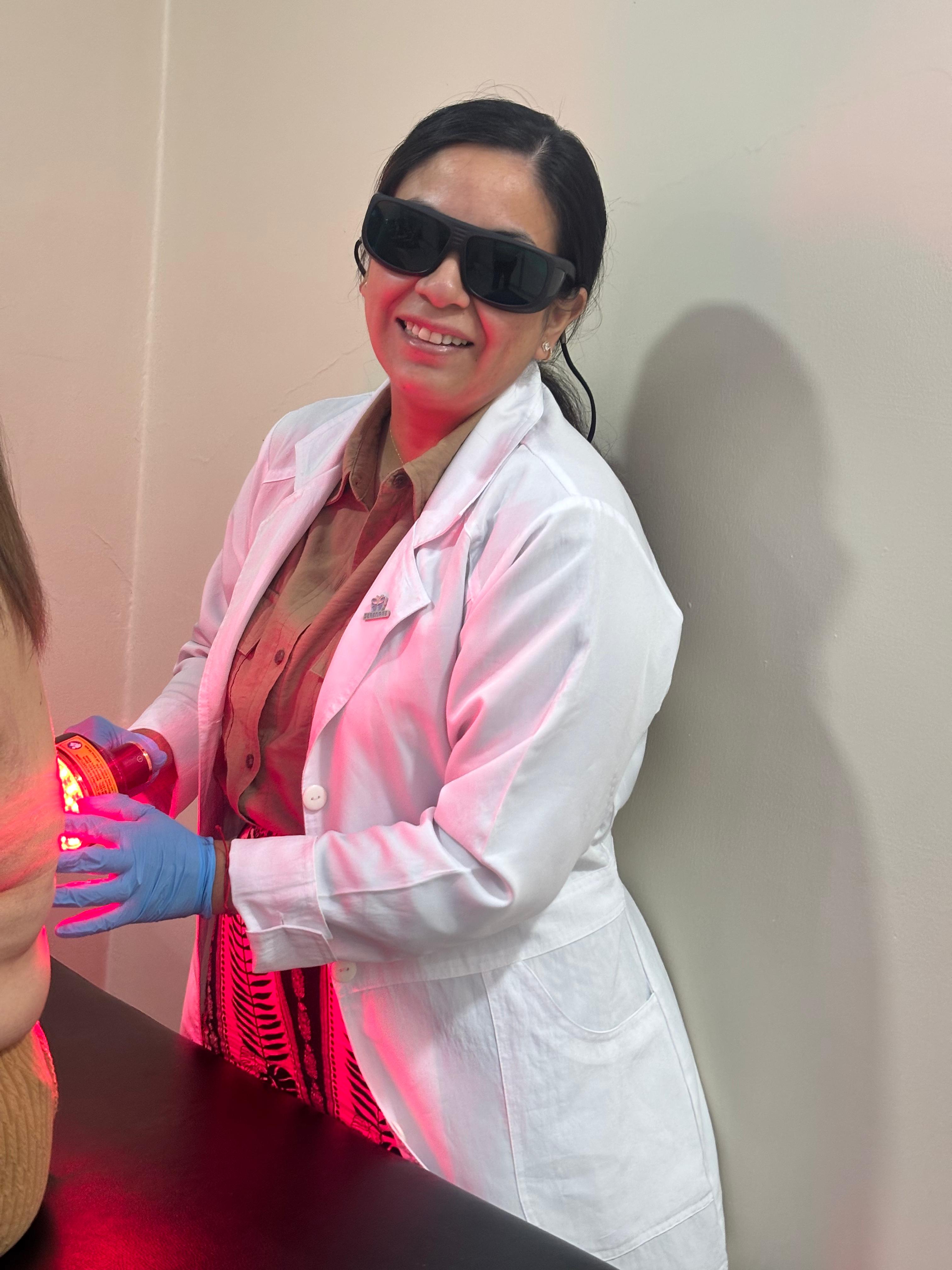 Dra. Ericka Parra aplicando la Terapia THOR Láser